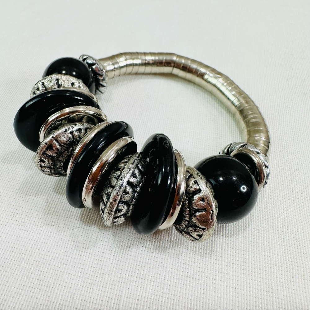 SILVER TONE BLACK BEADED BOHO CHIC STRETCH BRACELET NWOT FASHION CHUNKY GLAM ๐ค - Picture 1 of 8